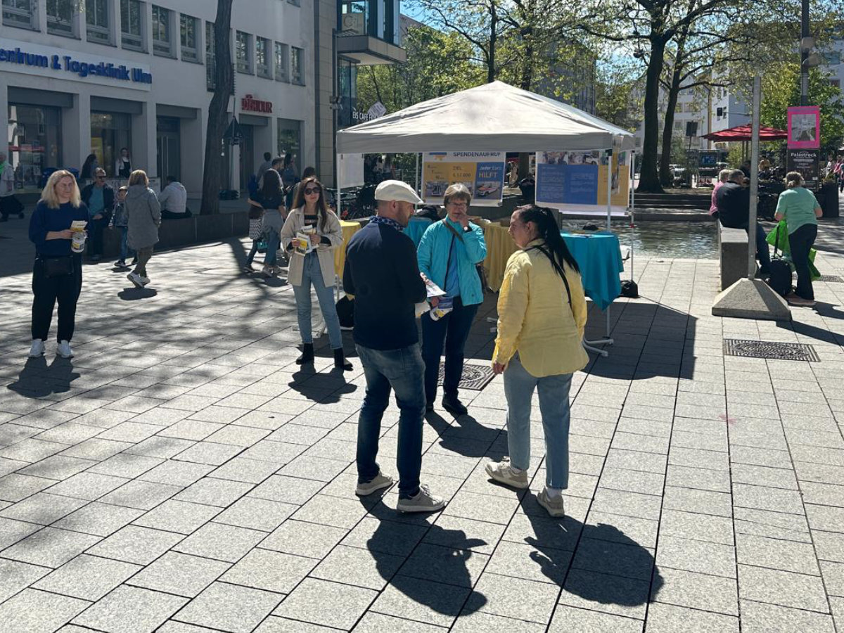 Übergabe medizinischer Notfallausrüstung