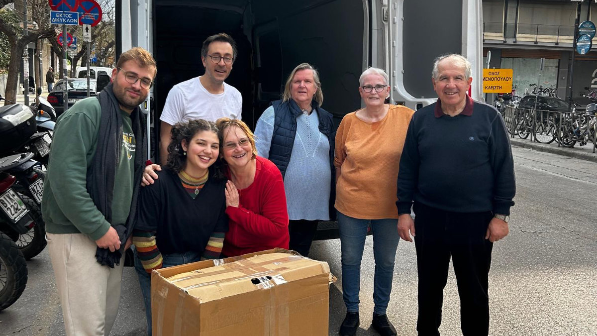 Freiwillige und Fahrerin umarmen sich